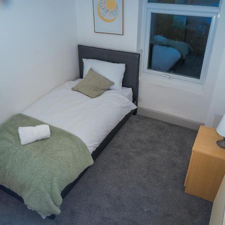 The Highfield Villa, 5 Bedrooms, Northampton Centre, Sleeps 10 Eksteriør billede