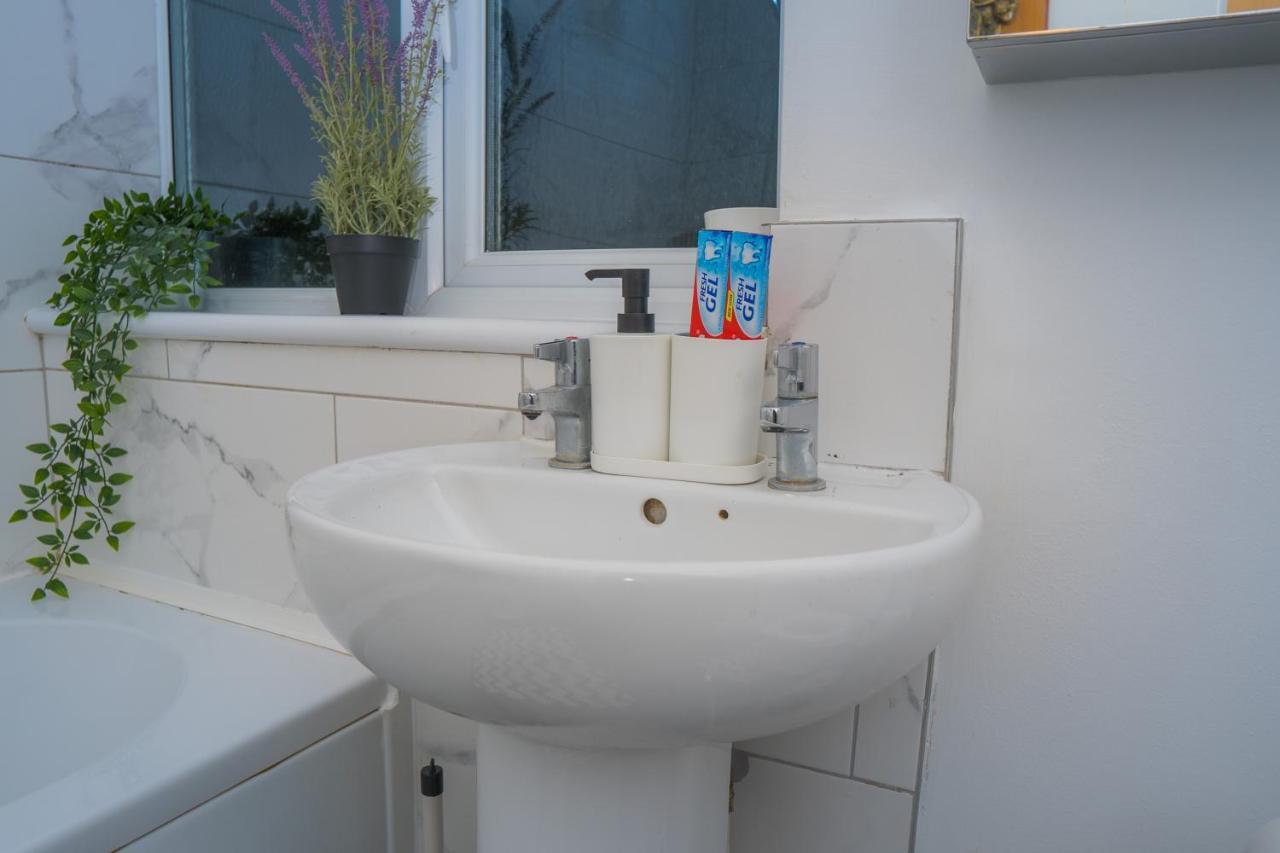 The Highfield Villa, 5 Bedrooms, Northampton Centre, Sleeps 10 Eksteriør billede