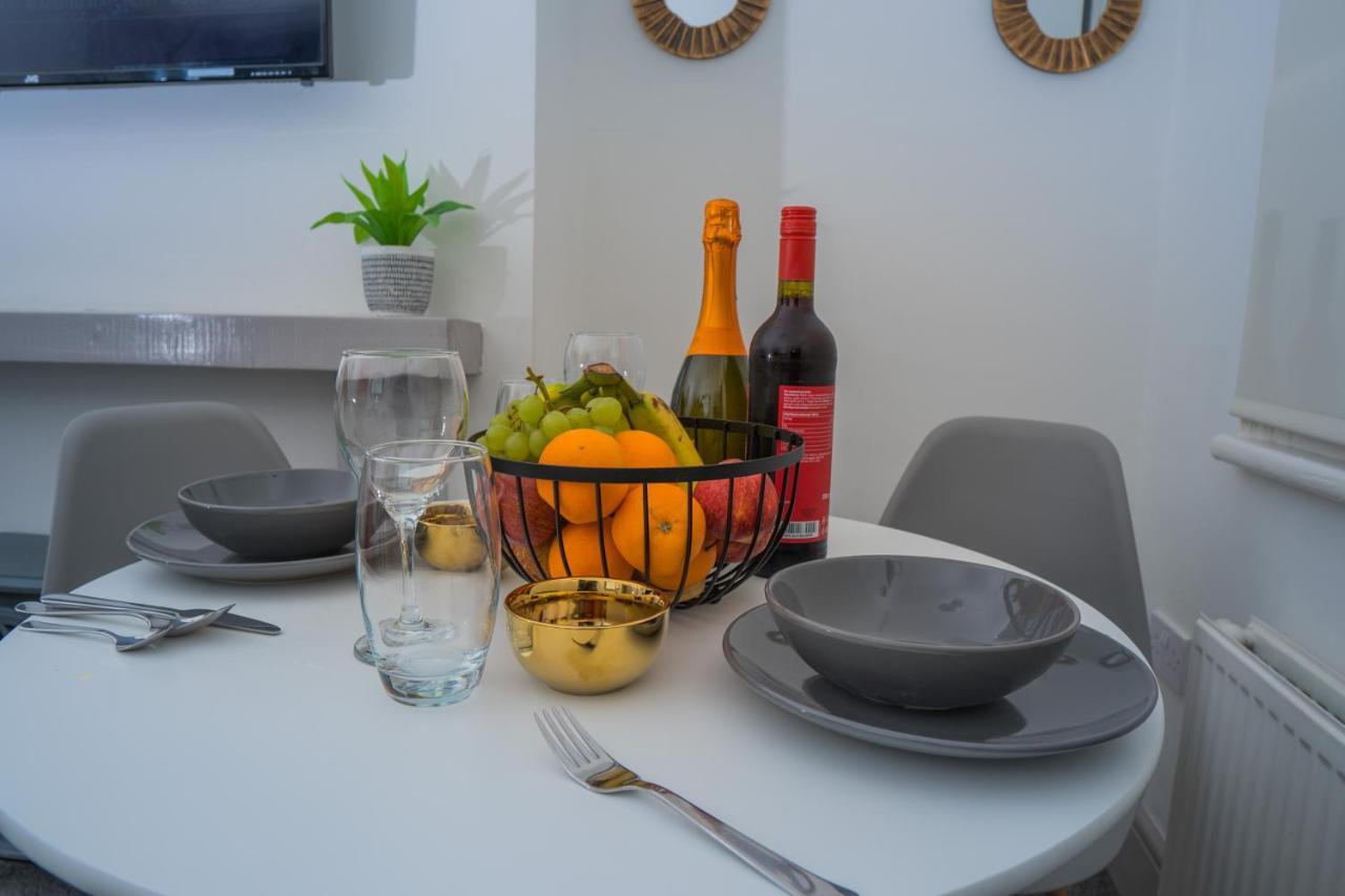 The Highfield Villa, 5 Bedrooms, Northampton Centre, Sleeps 10 Eksteriør billede