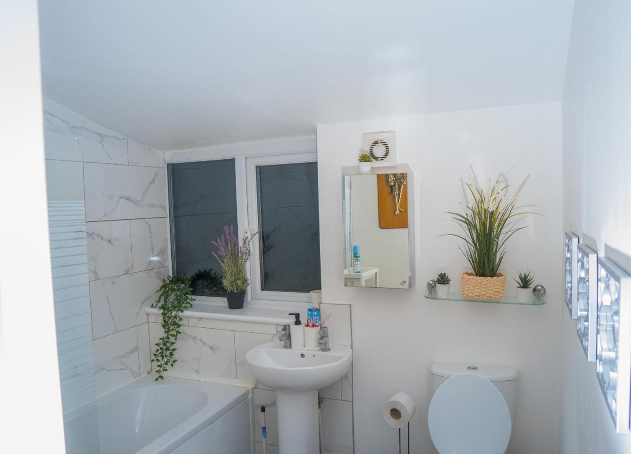 The Highfield Villa, 5 Bedrooms, Northampton Centre, Sleeps 10 Eksteriør billede