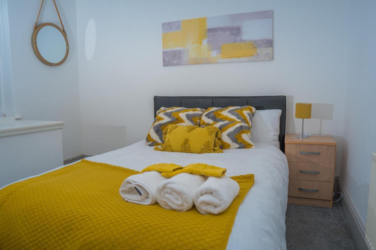 The Highfield Villa, 5 Bedrooms, Northampton Centre, Sleeps 10 Eksteriør billede