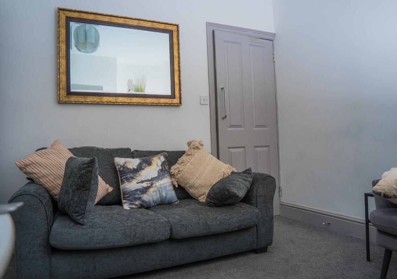 The Highfield Villa, 5 Bedrooms, Northampton Centre, Sleeps 10 Eksteriør billede