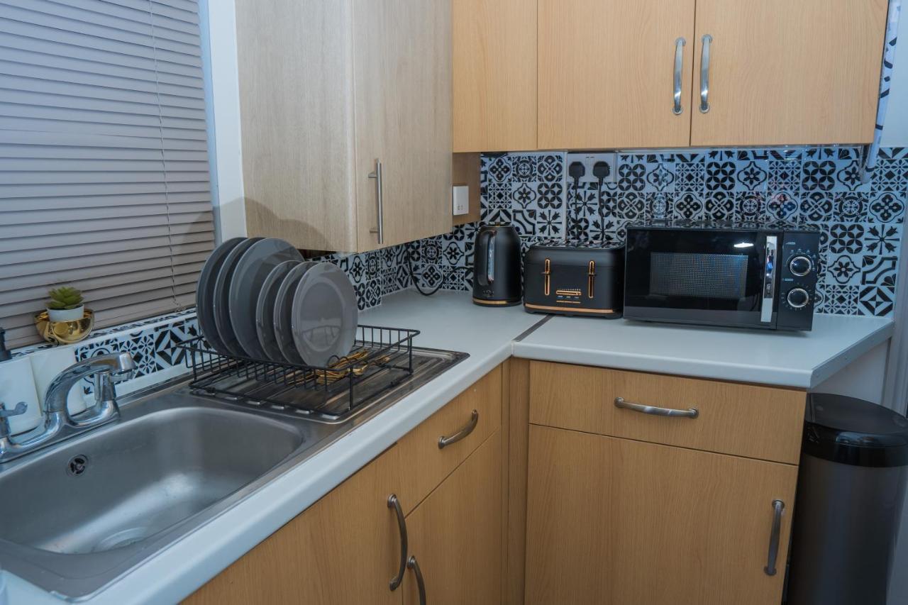 The Highfield Villa, 5 Bedrooms, Northampton Centre, Sleeps 10 Eksteriør billede