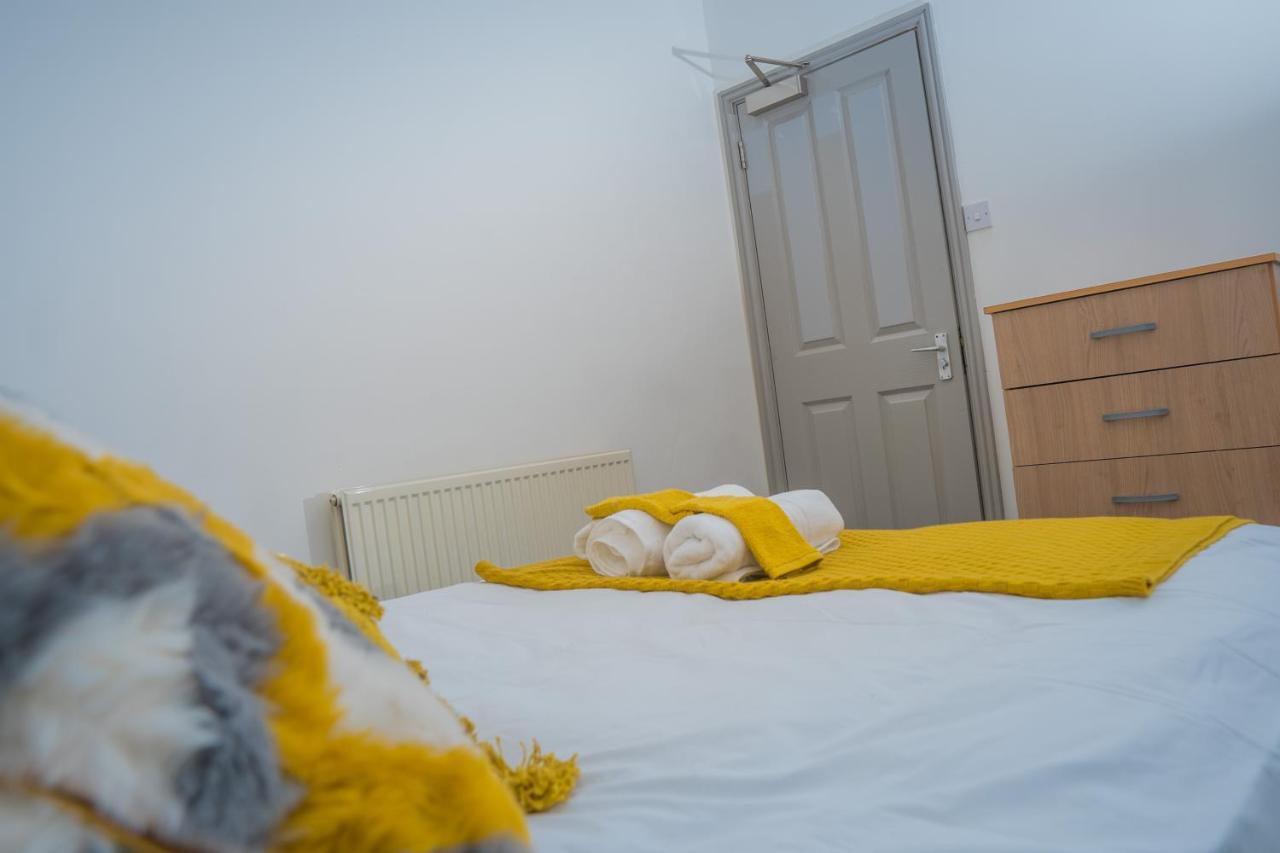 The Highfield Villa, 5 Bedrooms, Northampton Centre, Sleeps 10 Eksteriør billede