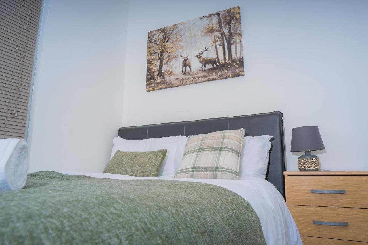 The Highfield Villa, 5 Bedrooms, Northampton Centre, Sleeps 10 Eksteriør billede
