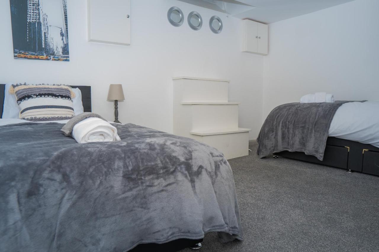 The Highfield Villa, 5 Bedrooms, Northampton Centre, Sleeps 10 Eksteriør billede