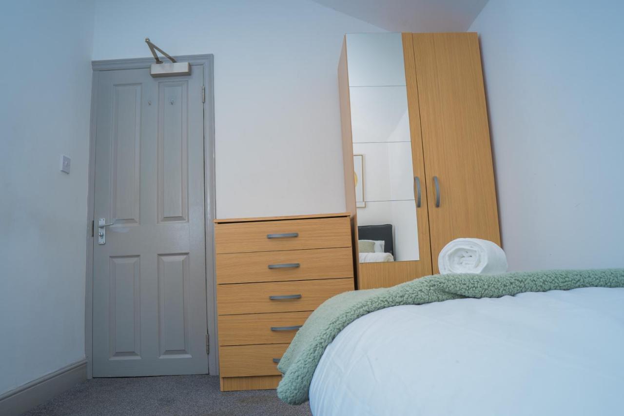 The Highfield Villa, 5 Bedrooms, Northampton Centre, Sleeps 10 Eksteriør billede
