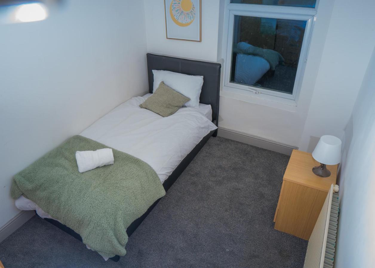 The Highfield Villa, 5 Bedrooms, Northampton Centre, Sleeps 10 Eksteriør billede