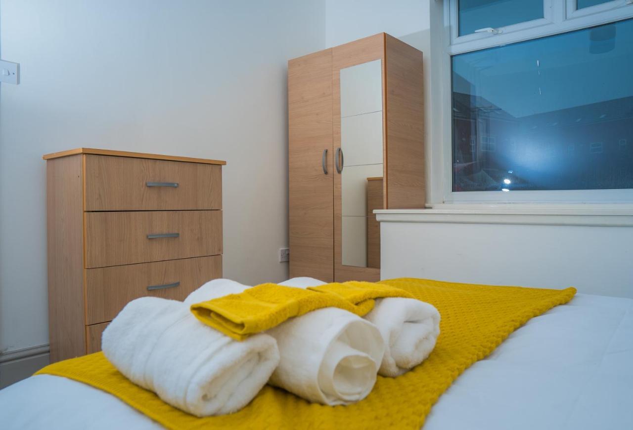 The Highfield Villa, 5 Bedrooms, Northampton Centre, Sleeps 10 Eksteriør billede
