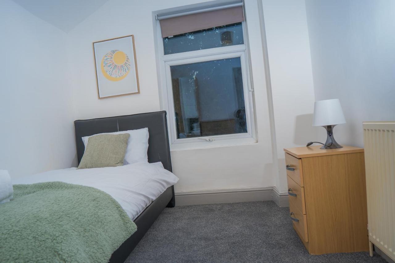 The Highfield Villa, 5 Bedrooms, Northampton Centre, Sleeps 10 Eksteriør billede