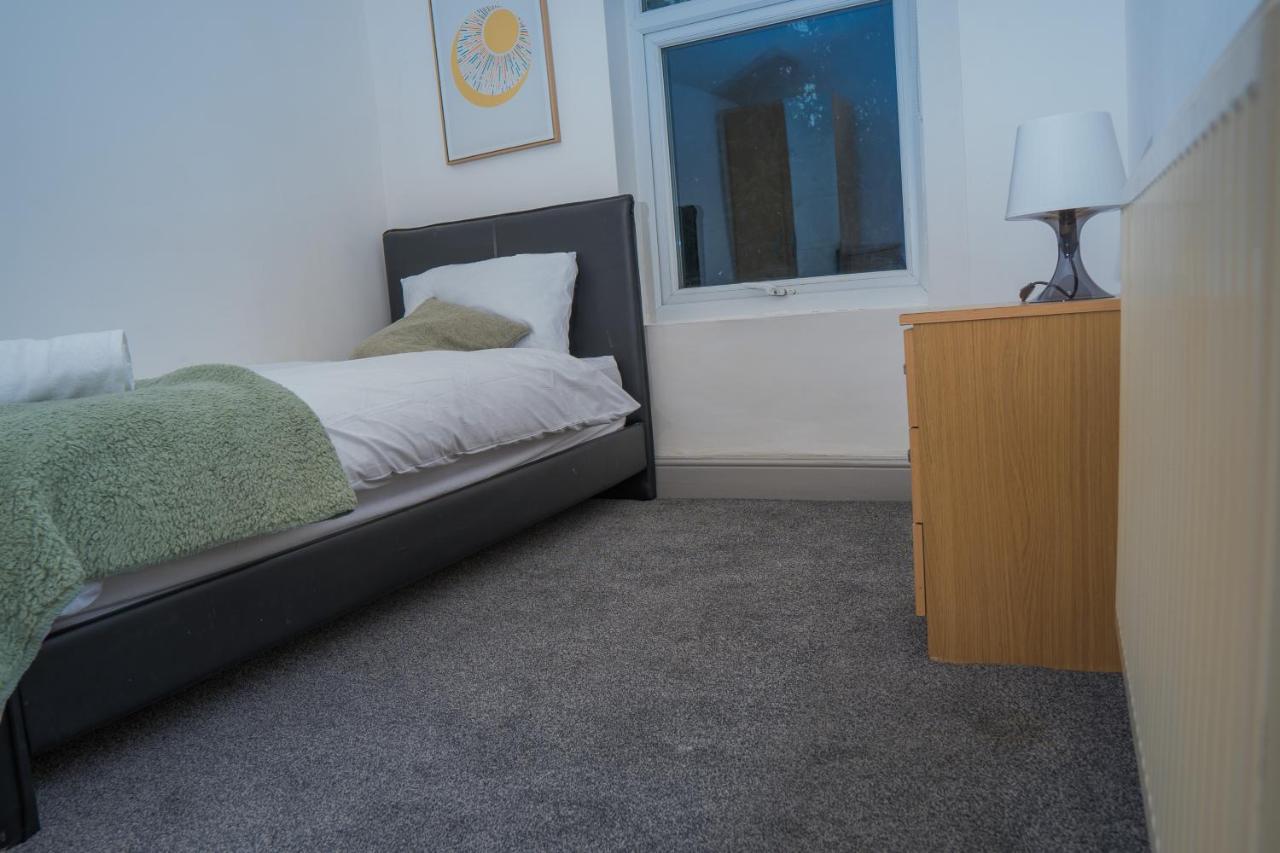 The Highfield Villa, 5 Bedrooms, Northampton Centre, Sleeps 10 Eksteriør billede