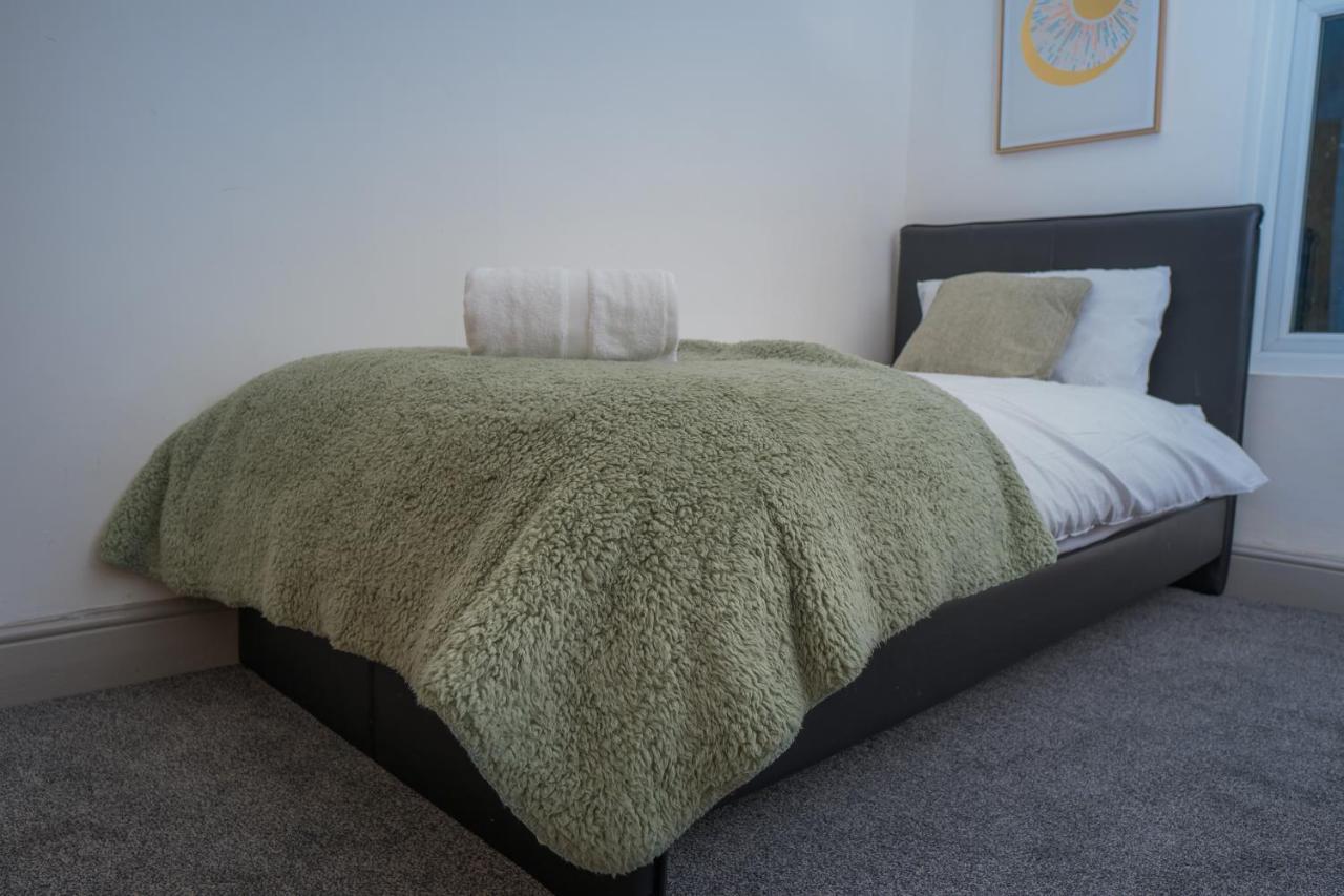 The Highfield Villa, 5 Bedrooms, Northampton Centre, Sleeps 10 Eksteriør billede