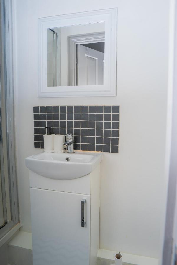 The Highfield Villa, 5 Bedrooms, Northampton Centre, Sleeps 10 Eksteriør billede