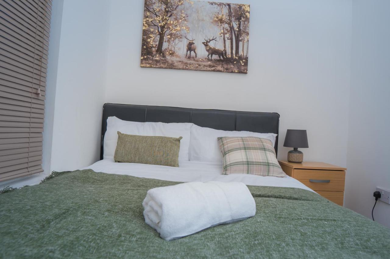 The Highfield Villa, 5 Bedrooms, Northampton Centre, Sleeps 10 Eksteriør billede
