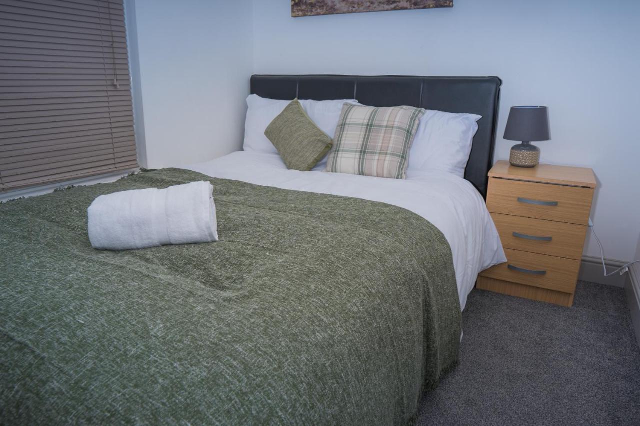 The Highfield Villa, 5 Bedrooms, Northampton Centre, Sleeps 10 Eksteriør billede