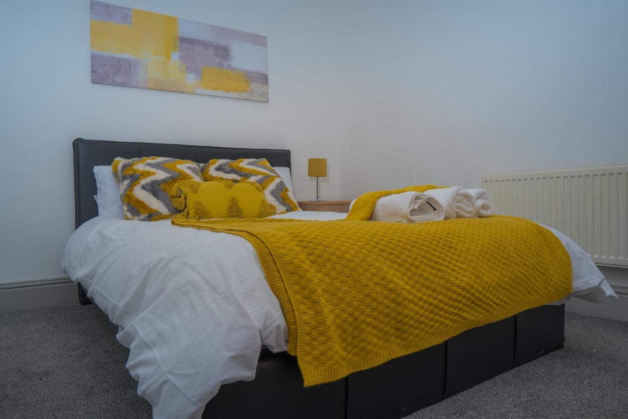 The Highfield Villa, 5 Bedrooms, Northampton Centre, Sleeps 10 Eksteriør billede