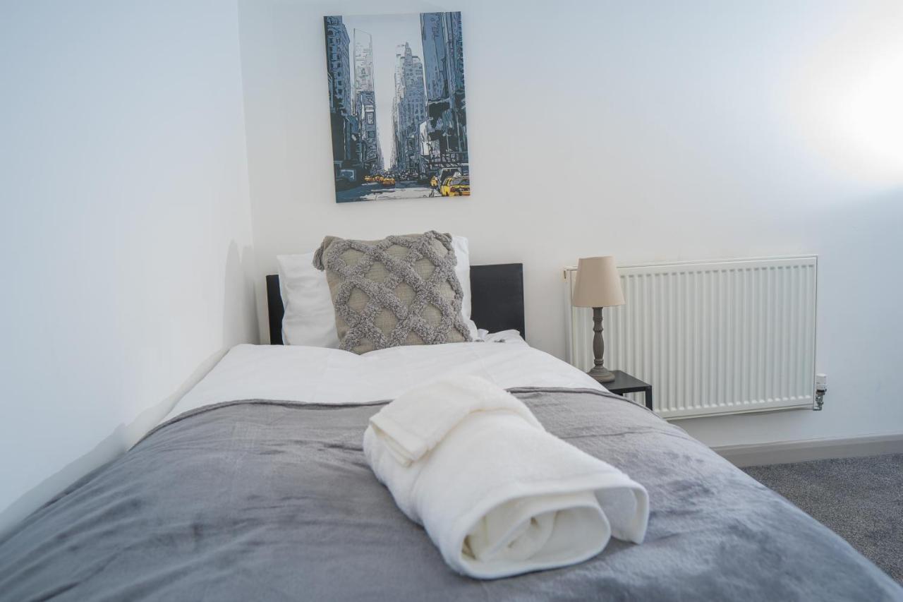 The Highfield Villa, 5 Bedrooms, Northampton Centre, Sleeps 10 Eksteriør billede