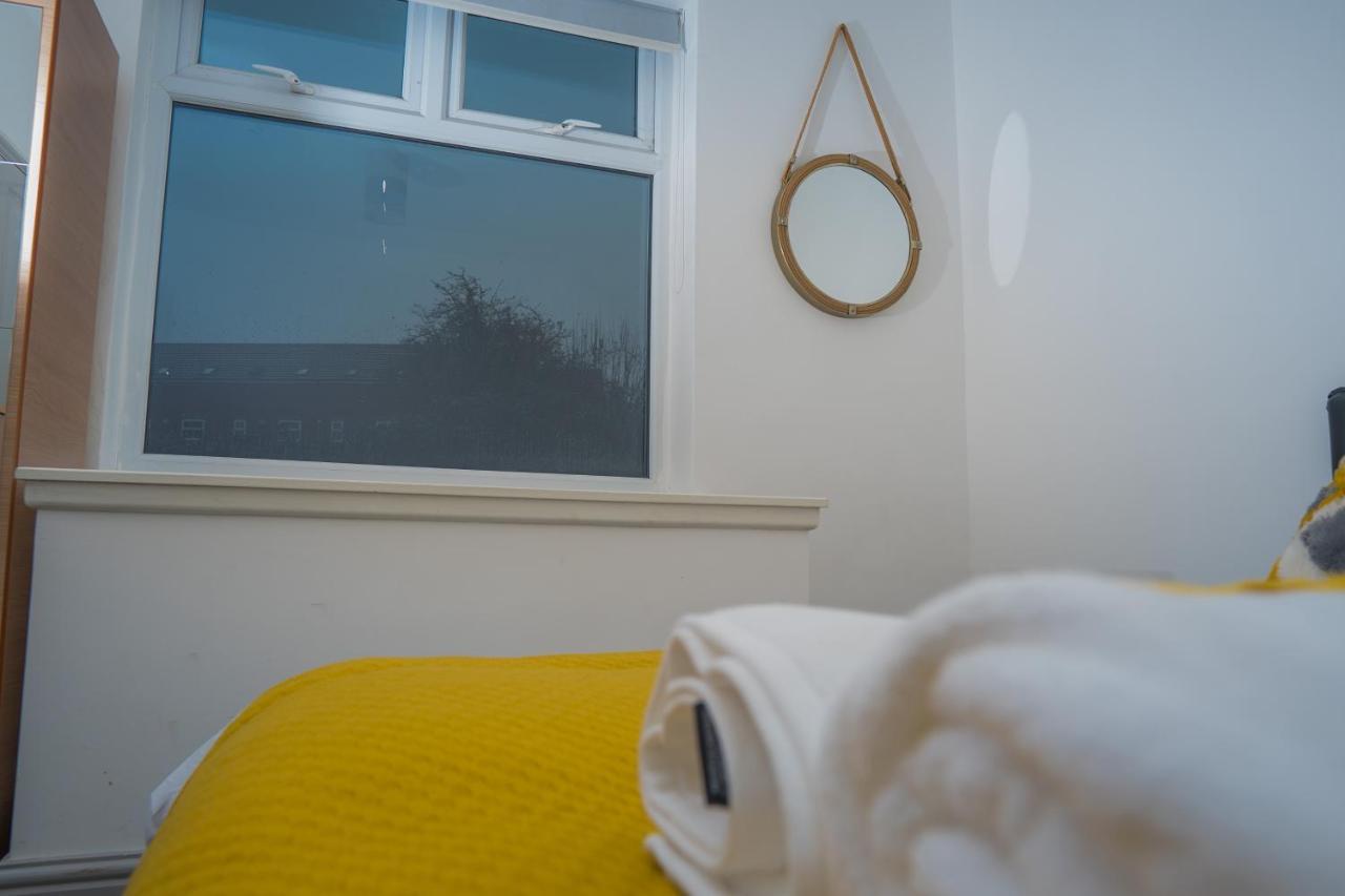 The Highfield Villa, 5 Bedrooms, Northampton Centre, Sleeps 10 Eksteriør billede